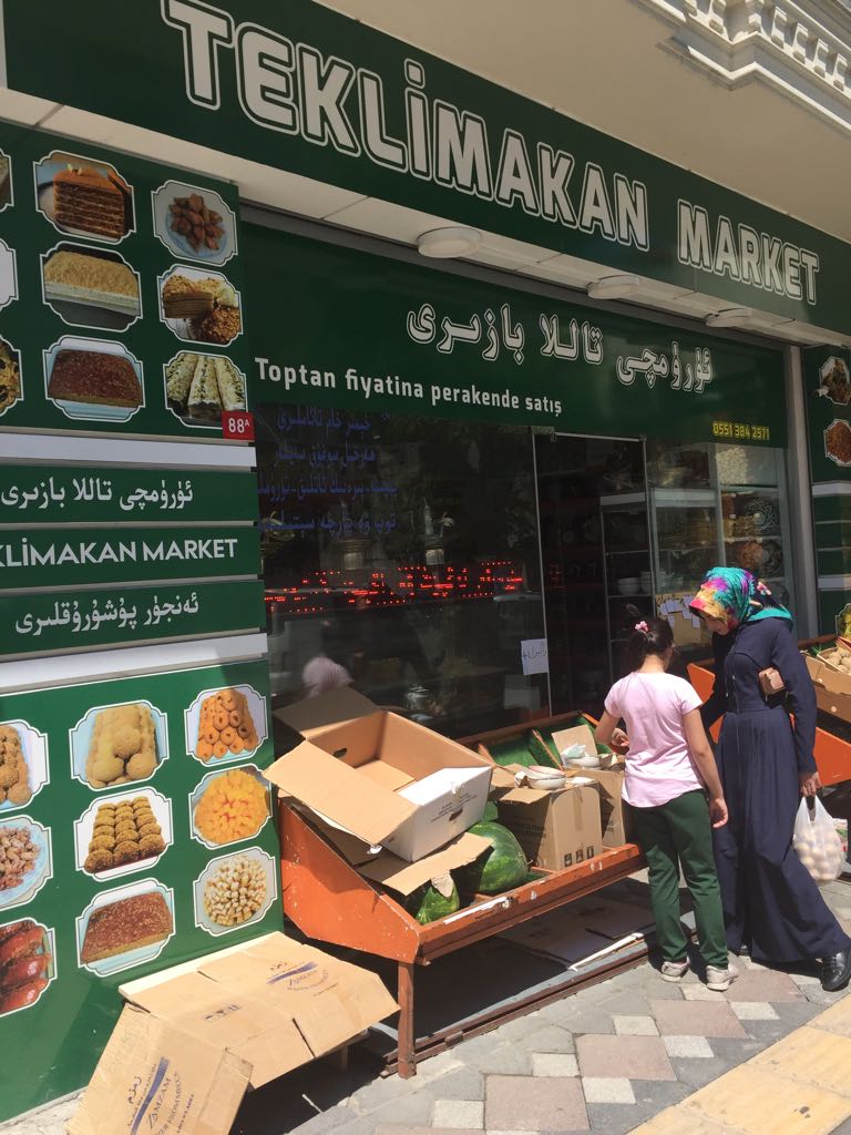 Ein uigurischer Laden in Zeytinburnu, benannt nach der Taklamakan-Wüste