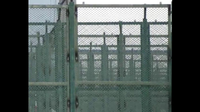 Eine „Schulungsklasse“ hinter Eisengeländern