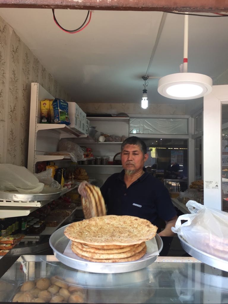 Kashgar-Bäcker zeigt stolz sein heißes „Naan“-Brot