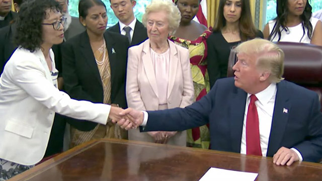 Präsident Trump trifft den Falun Gong-Praktizierenden Zhang Yuhua