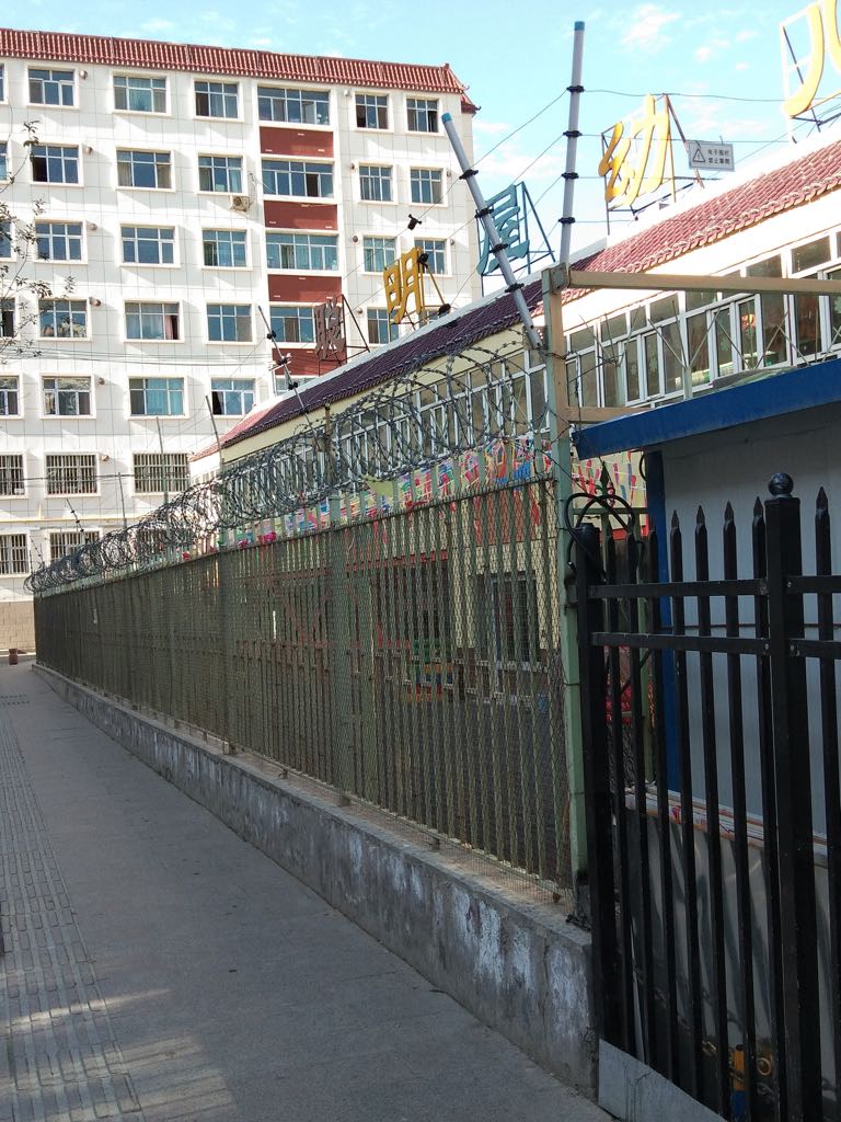 Schulen in Xinjiang, die sehr stark wie Gefängnisse aussehen.