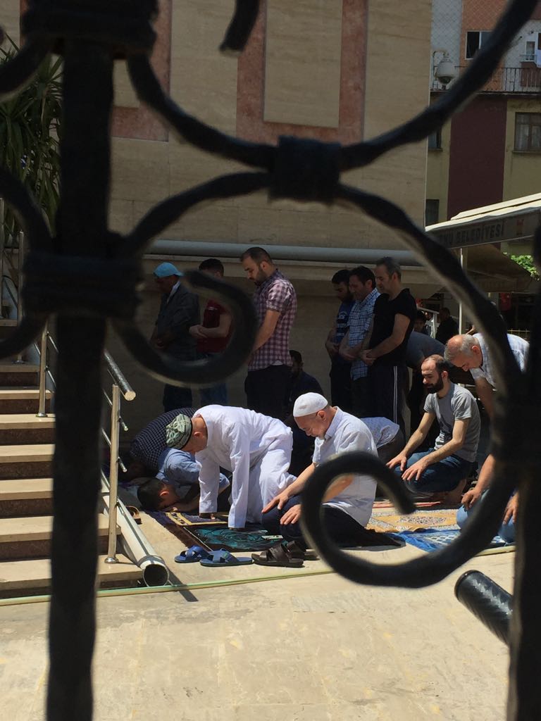 Uiguren beim Freitagsgebet in Zeytinburnu