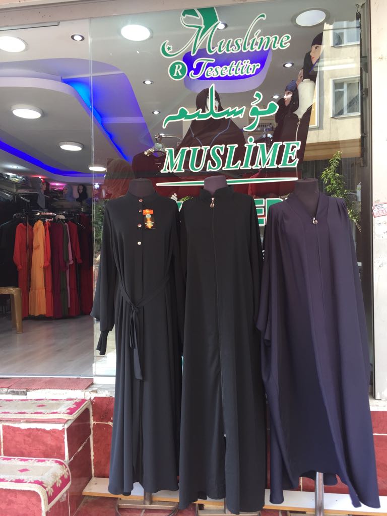 Uigurisches Geschäft für Damenmode, die jetzt wieder in der Heimat verboten ist