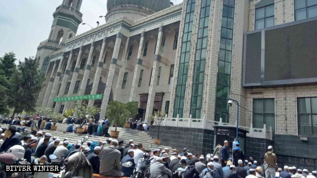 Vor der Dongguan-Moschee zelebrieren Muslime das Jumu‘ah.