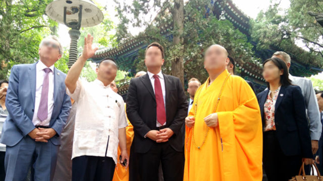 Der Abt eines Tempels empfängt ausländische Besucher