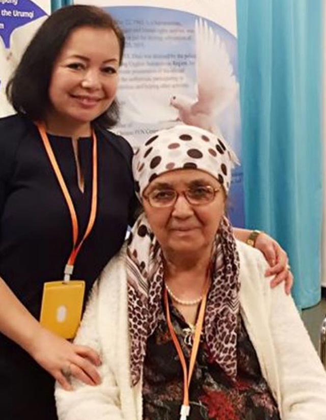 Die Übersetzerin Rahima Mahmut mit der Autorin Söyüngül Chanisheff