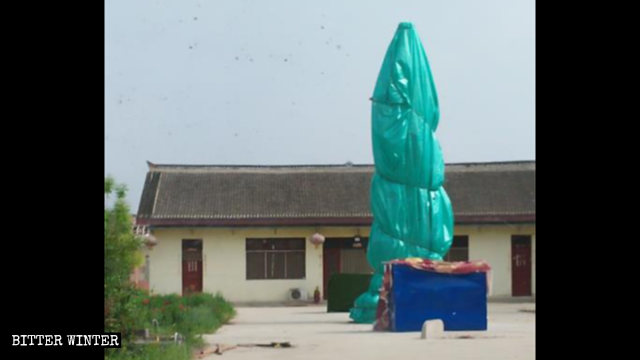Die buddhistischen Statuen wurden verhüllt