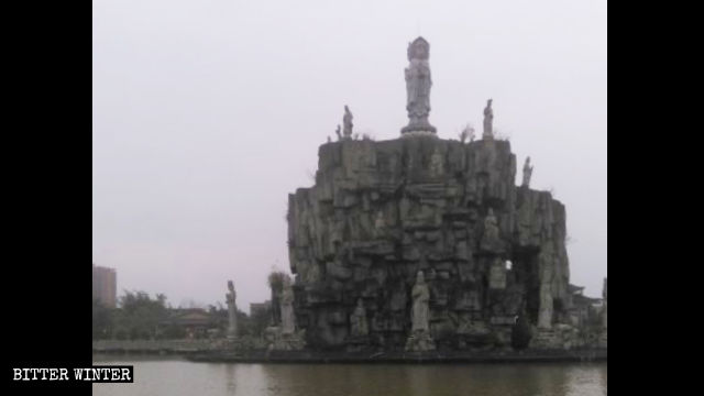 Guanyin-Statuen auf Guanyin Island, bevor die Insel umgeben war