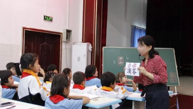 Ein Lehrer unterrichtet Chinesisch in Xinjiang.