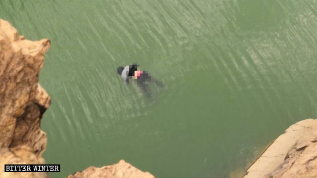 Gao Xiaojiaos Körper schwimmt auf der Oberfläche eines Reservoirs