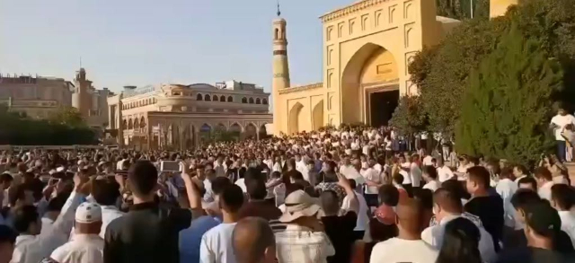 Heilige Tänze vor der Id-Kah-Moschee