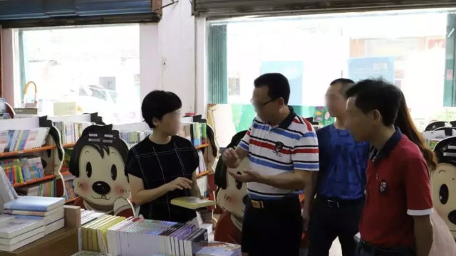 Regierungsbeamte überprüfen die Veröffentlichungen in einem Buchladen