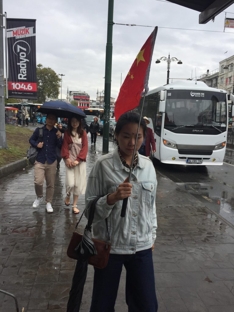 Chinesische rote Fahne, die hoch auf die Straßen von Istanbul fliegt