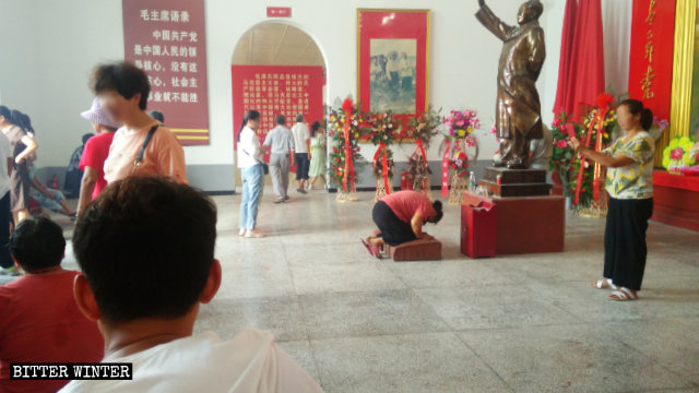 Die Kultstätte in einer Mao-Zedong-Gedenkhalle im Stadtteil Liangyuan in Shangqiu