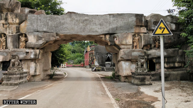 Die Worte Dafo-Tempel von Dianjiang über dem Tempeleingang wurden mit Zement überstrichen.