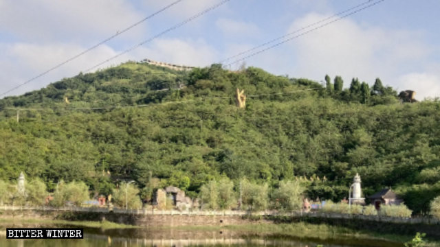Eine Skulptur von Buddhas Kopf wurde zerstört.